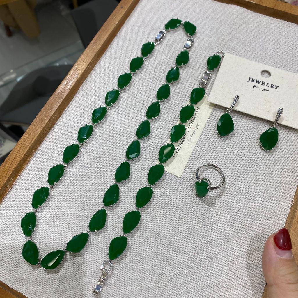 Natural Emerald Crystal Necklace Irregular Section Niche Design Sense Collarbone Chain, Light Luxury High Sense