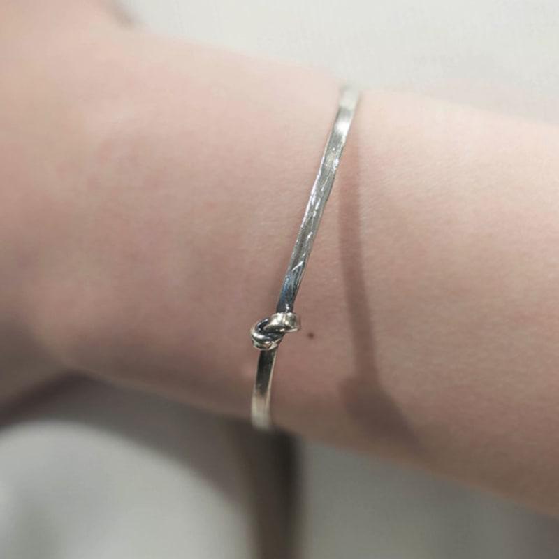 HARANG HR 05B_Silver Knotted Bangle Bracelet