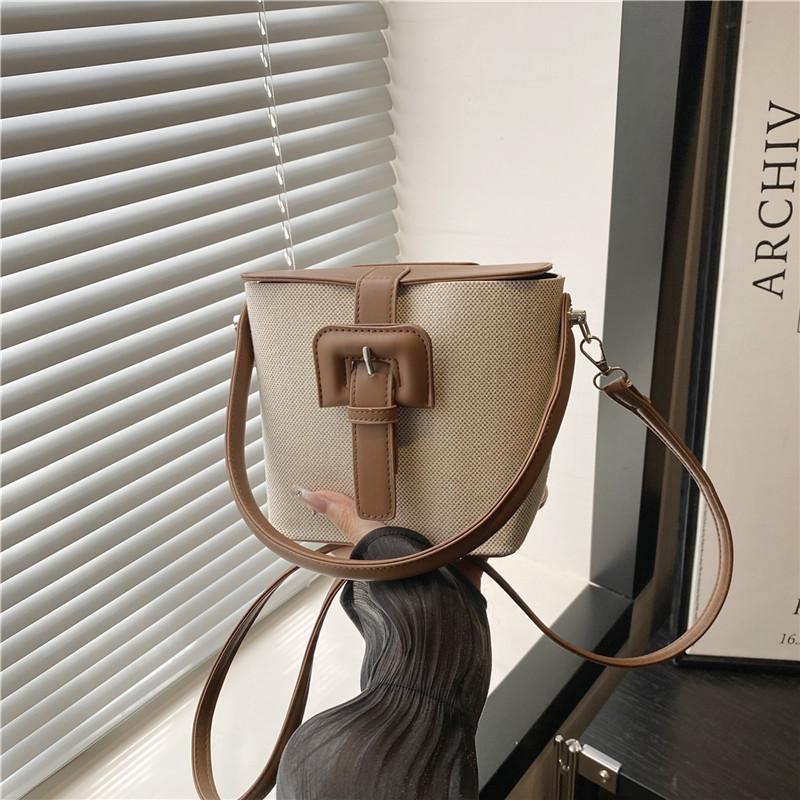 Retro contrasting color fashionable portable bucket bag new simple casual large capacity summer shoulder bag messenger bag