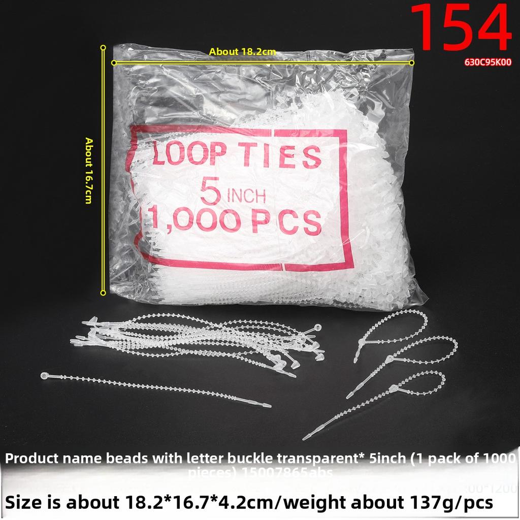 Schwarzes handgenähtes Fadenetikett mit einem Perlengarn, einer Gumminadel und Fadenetikett