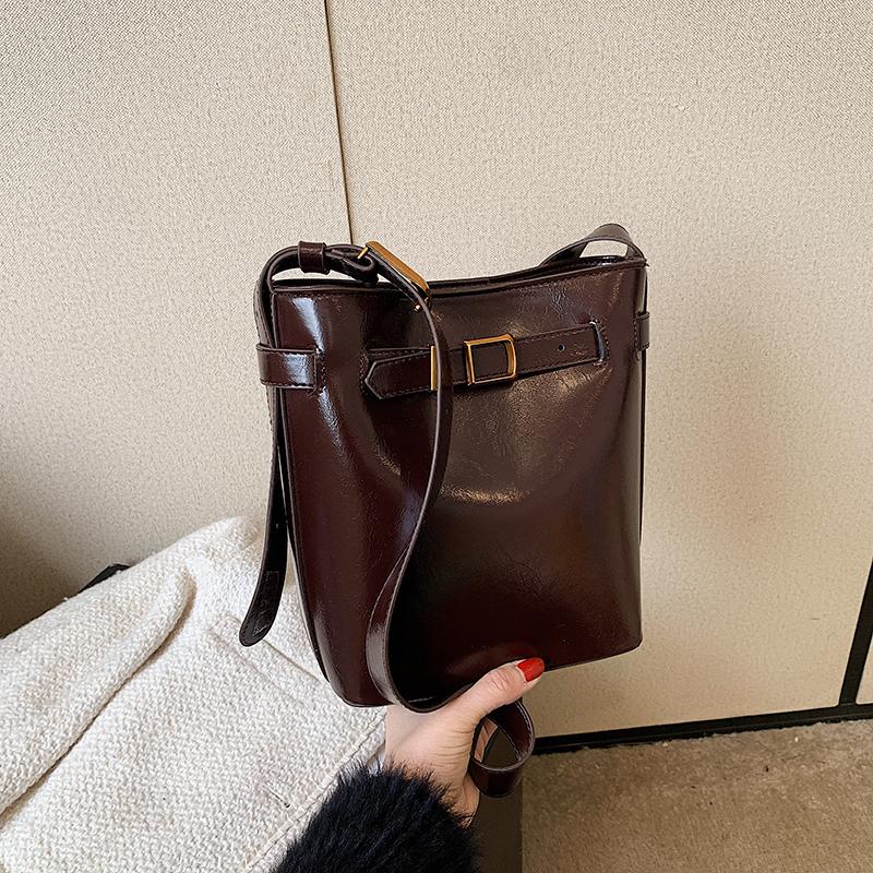 

Красные лакированные сумки-ведра Женские простые универсальные наплечные сумки Высококачественные текстурированные сумки для поездок на работу Кроссбоди (20cm Max Length 30cm) кофейный