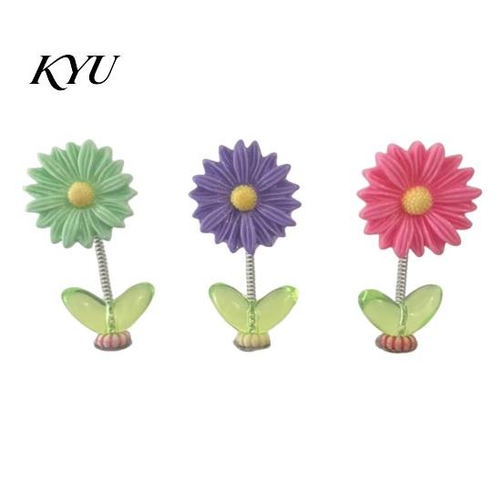 Desktop Flower Ornament Spring Wobbly Car Dashboard Ornament, Shaking Head Sunflower Interior Decor, Cute Decorations for Rearview Mirror And