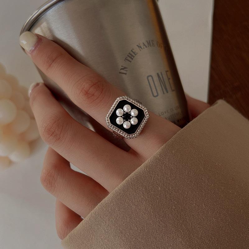 S925 Silver-Plated Imitation Pearl Flower Ring – Elegant Retro Palace Style