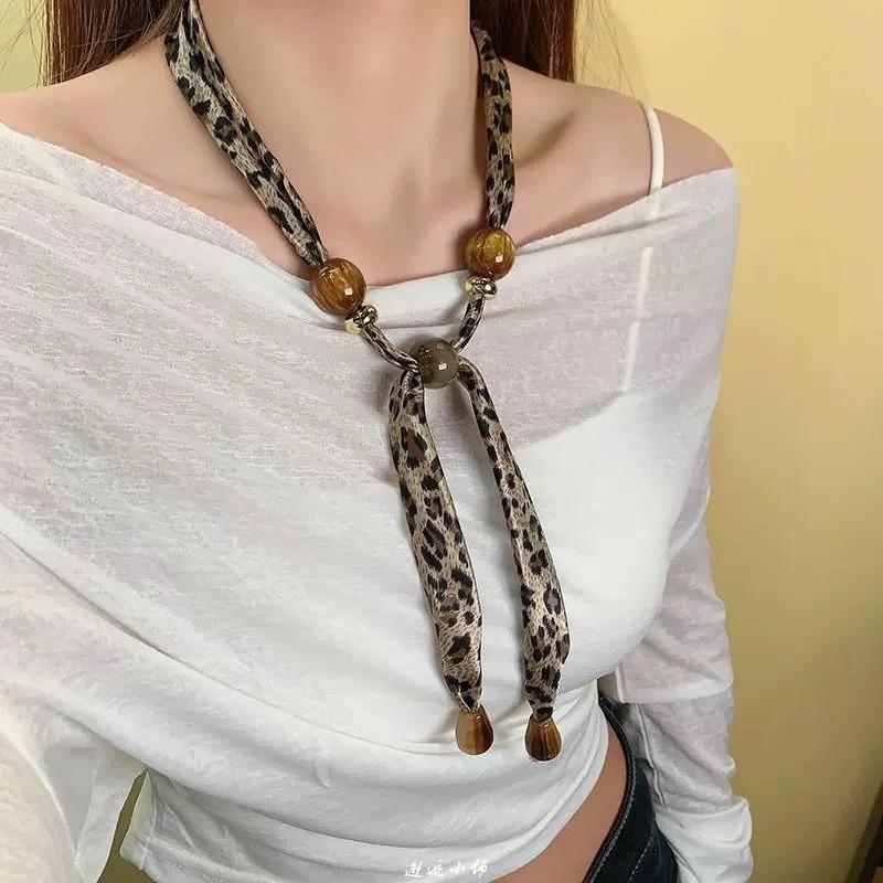 Retro Leopard Print Silk Scarf Necklace for Women - High-end, Luxurious, Niche, Small-sized Collar Chain