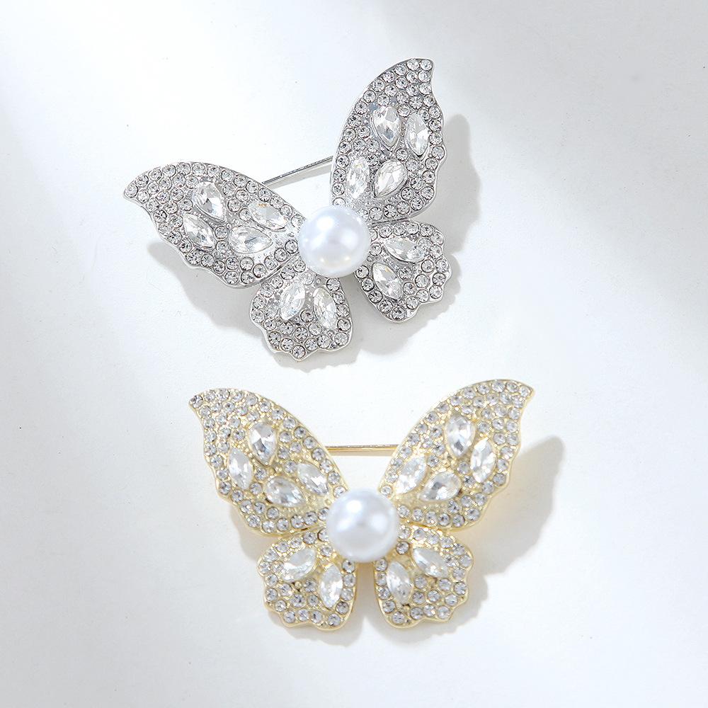 Luxuriöse und modische Schmetterlingsbrosche mit Diamanten für Frauen, vielseitige und personalisierte Kleidungsnadel mit Kristallblumen auf der Brust