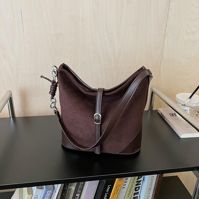 Large capacity messenger bag women's autumn and winter new fashion matte shoulder bag retro commuter bucket bag