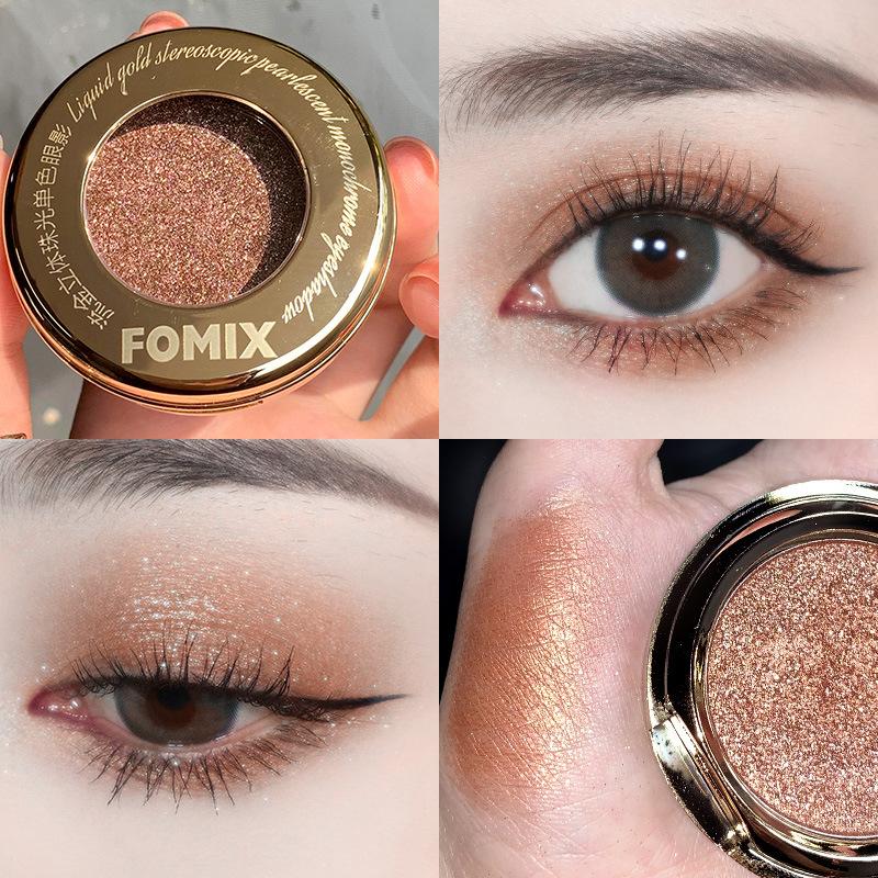 Dreidimensionale, perlmuttartige Lidschattenpalette in Einzelfarbe in flüssigem Gold, schimmerndes Make-up in Kartoffelpüree-Optik
