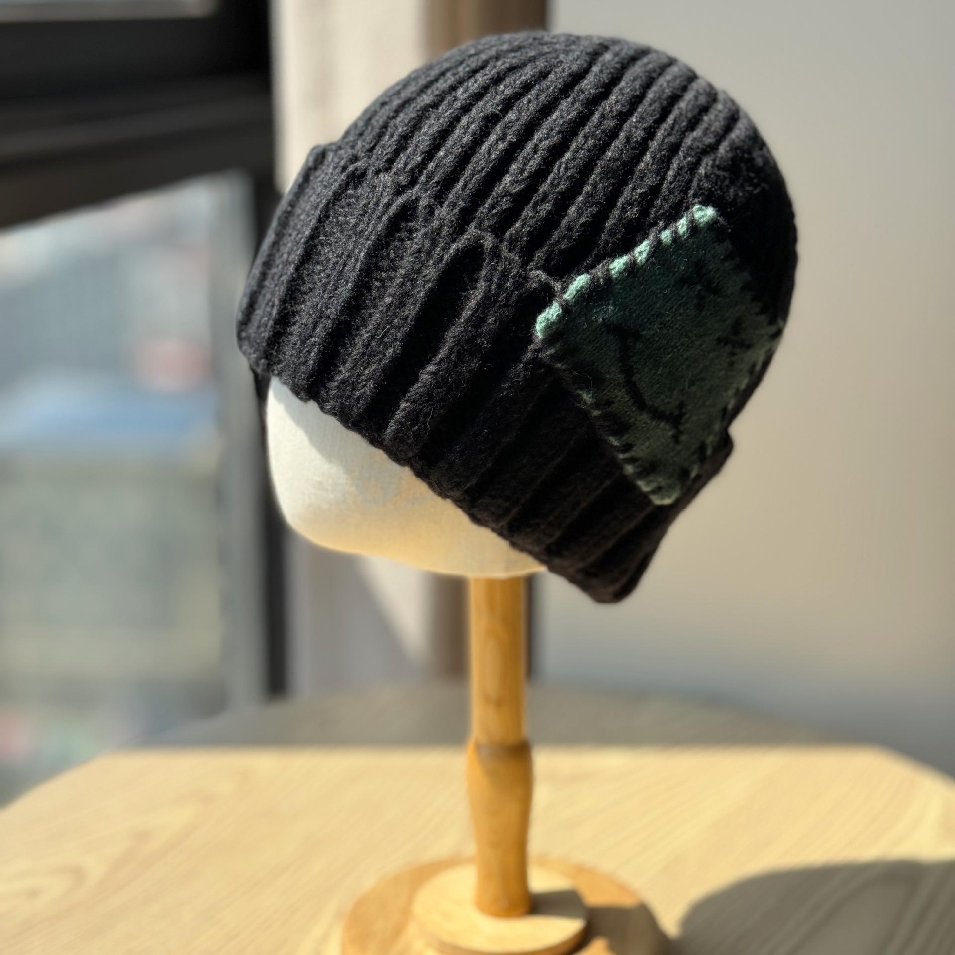 

Korean-style niche smiley face patch knit hat for men and women, warm and versatile for autumn and winter, makes the face look smaller, knitted hat Adult54-60Average Size чёрный