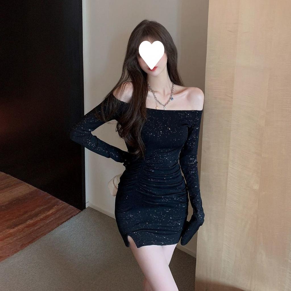Ein-Schulter-Kleid, figurbetont für Frauen mit Strasssteinen, lange Ärmel, unregelmäßiger Hüftumschlingender kurzer Rock, Herbstneuheit schwarzer Rock