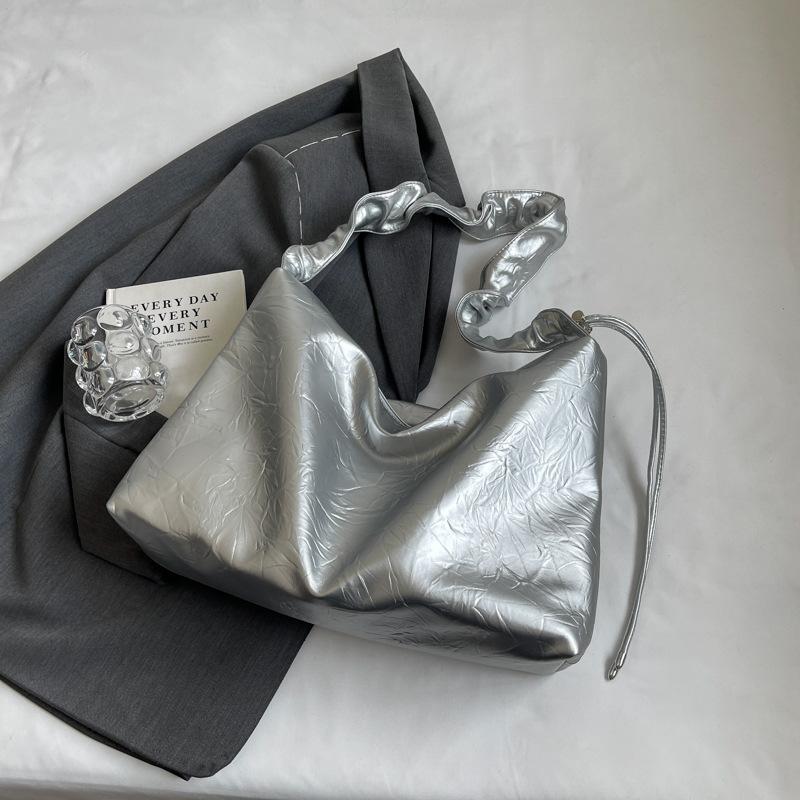 

Проста і універсальна сумка великої місткості жіноча літня 2024 нова модна повсякденна сумка через плече преміум-класу під пахвами