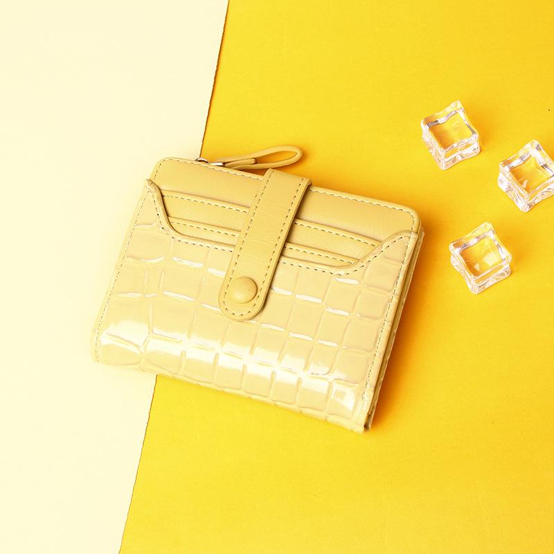 Retro Crocodile Pattern Ladies Short Wallet with Multi-Card Slots and Coin Purse.