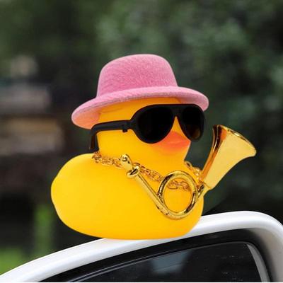 Auto Gumová Kachnička Pískací Gumové Kachničky Ozdoby do Auta Mini Kachnička Ozdoba do Auta s Hudebním Nástrojem Náhrdelník Sluneční Brýle Klobouk