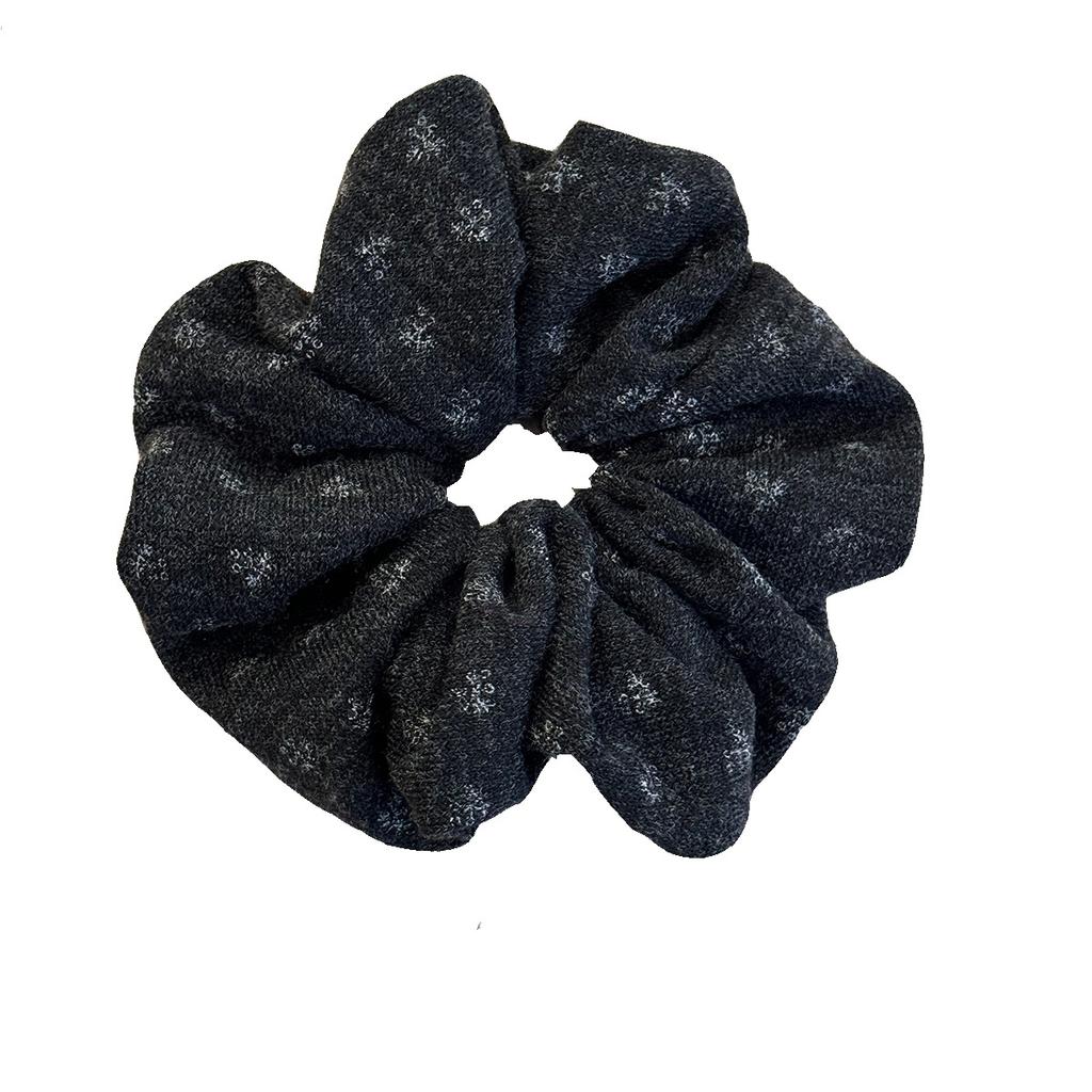 A Small Floral Knitted Large Intestine Hair Band and Hair Tie with A Retro Style, A Ponytail Leather Band and Hair Tie