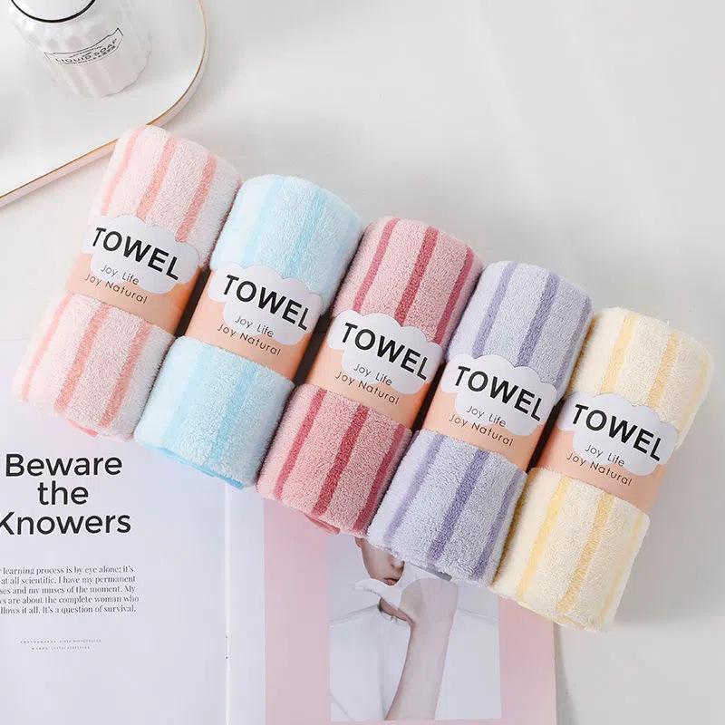 Miękki, chłonny, niepozostawiający kłaczków ręcznik do twarzy i kąpielowy z koralowego polaru dla dzieci i dorosłych