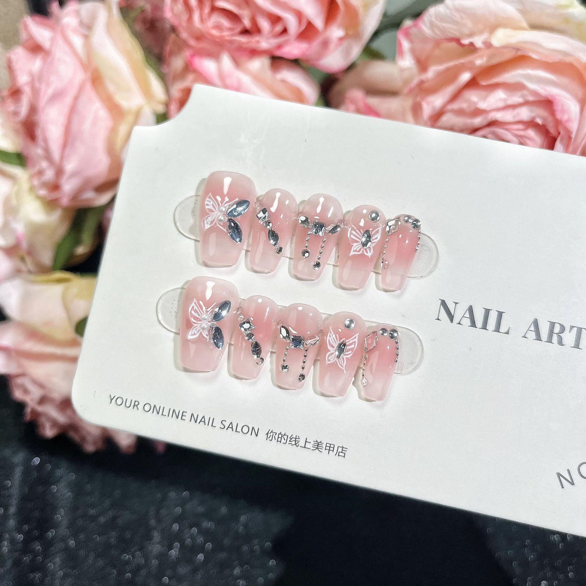 

Расписанный вручную маникюр «Бабочка» с эффектом ледяного кристалла и мягким отбеливанием для весны/лета. Medium