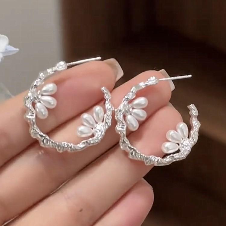 French Metal Textured Pearl Petal C-Shaped Stud Earrings - Luxurious, Unique, and Versatile Design