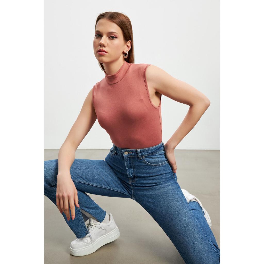 Dámské bílé tělo bez rukávů