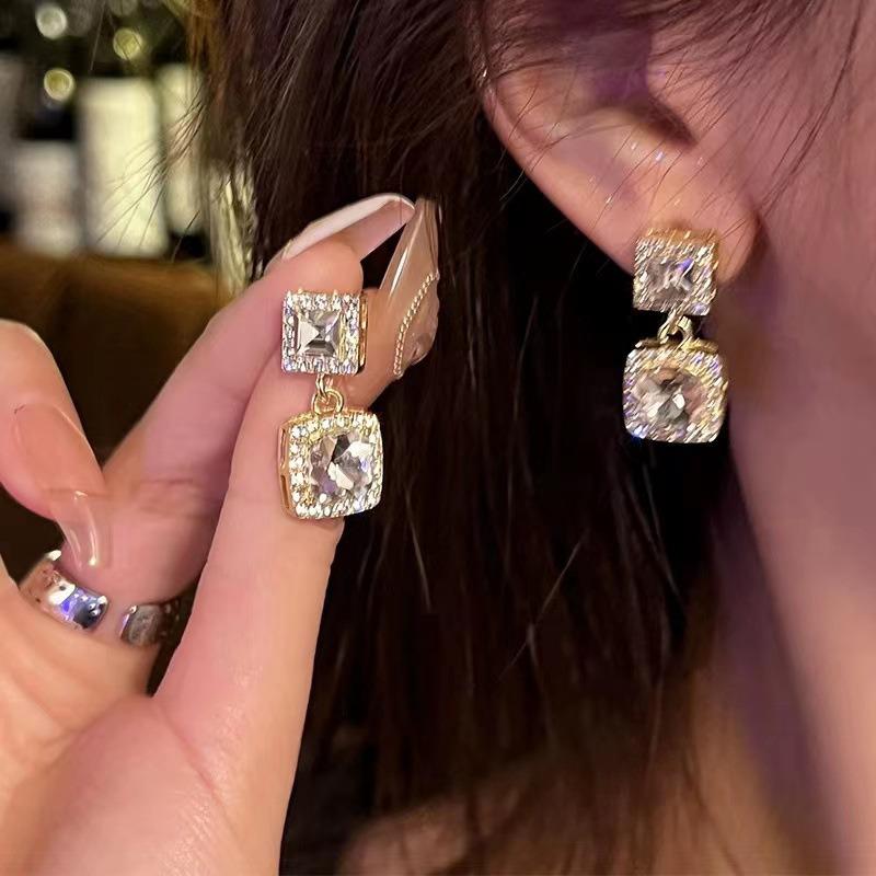 

Элегантные серьги-пусеты с кисточками 2024: Высококлассный, Модный и Универсальный для Женщин