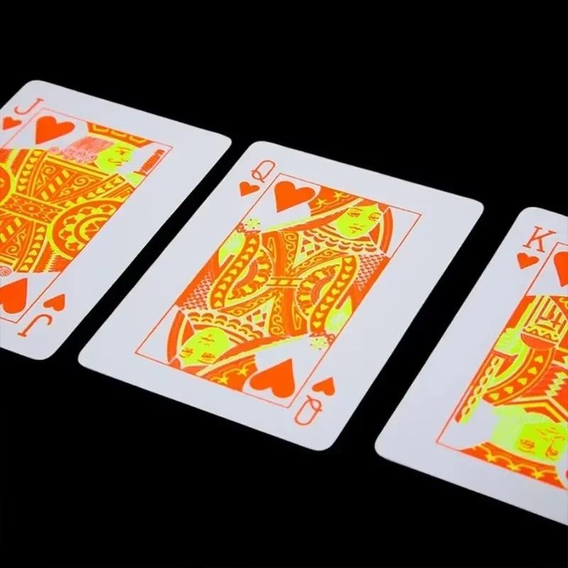 Fluoreszierende PVC Spielkarten Magie Wasserdicht Poker Leuchten im Dunkeln Bar Party KTV Kunststoff Professionelle Pokerkarten E56D Profes