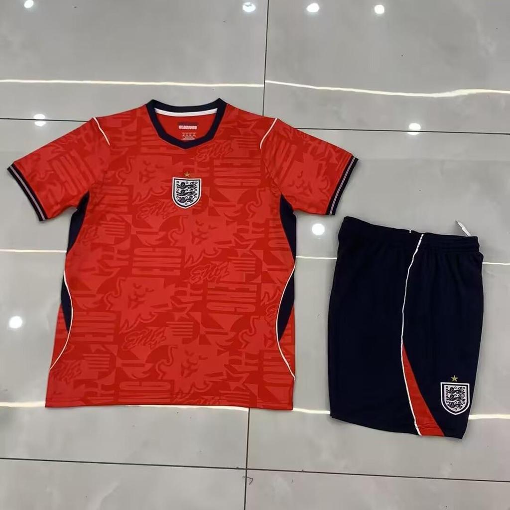 Set Completo Calcio Inghilterra 2627 Rosso Trasferta Asciugatura Rapida - Uomo & Bambino Manica Corta con Stampa Numero