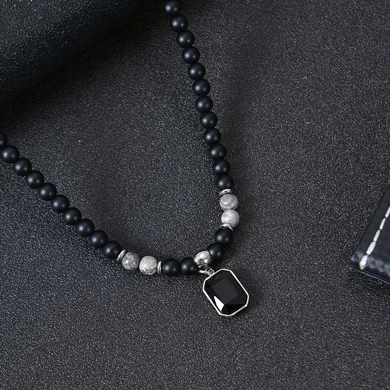 Schwarze Perlenkette mit quadratischem Anhänger für Herren Trendige Accessoires am Halsband 2023 Mode Männliches Geschenk Dekoration