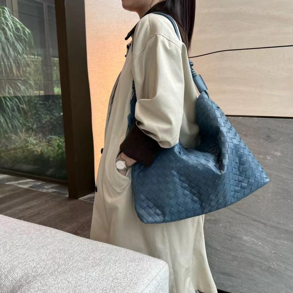 Pure hand-woven large-capacity tote armpit bag, new fashionable commuting versatile bucket oblique span bag, premium women's bag