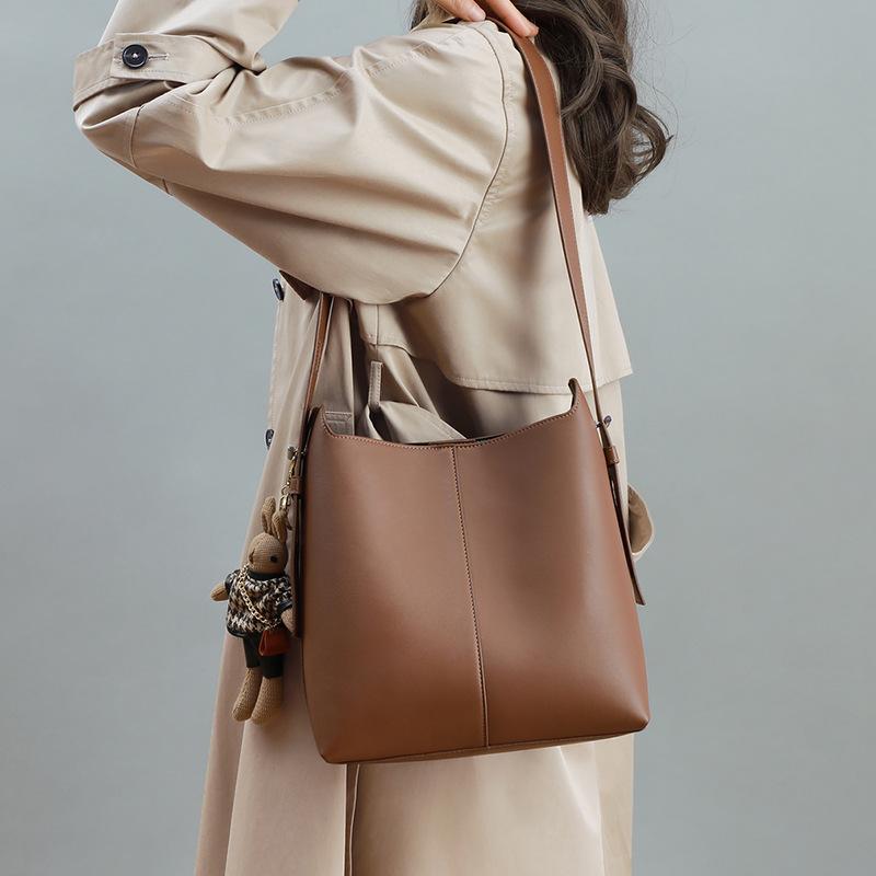Women's Autumn and Winter New Bag, Women's Armpit Bag, Niche Leather Bucket Bag, Fashionable and Versatile, Large Capacity Shoulder Bag