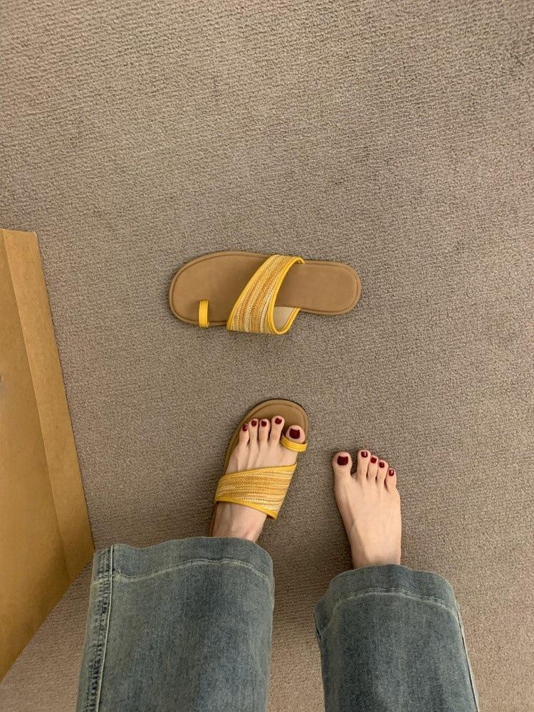 

Retro flat-bottomed versatile set of toe cool slippers for women s summer wear 2025 new casual word with beach Roman sandals 35 жёлтый