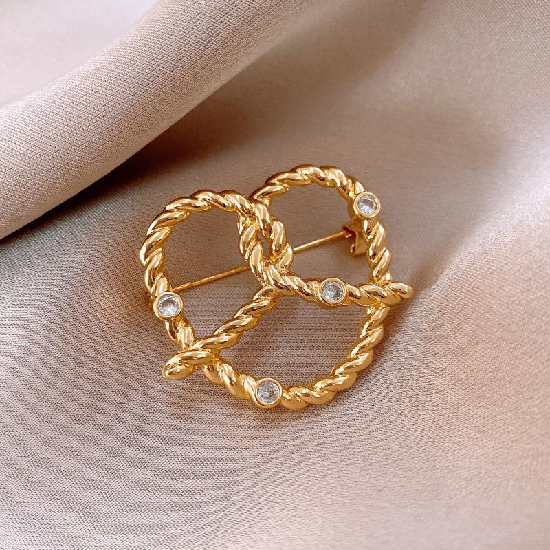European and American zircon twisted twist love brooch fashion temperament brooch retro exquisite versatile pin accessories
