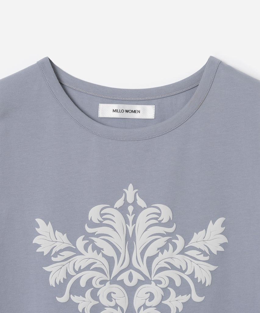 MILLO WOMEN Motif Short Sleeve T-Shirt [Ash Blue]