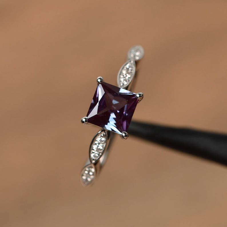 Damenring 925 Sterlingsilber Band mit Prinzessschliff Natürlicher Roter Alexandrit Edelstein Für Verlobung,Jahrestag & Hochzeitstragen Ring