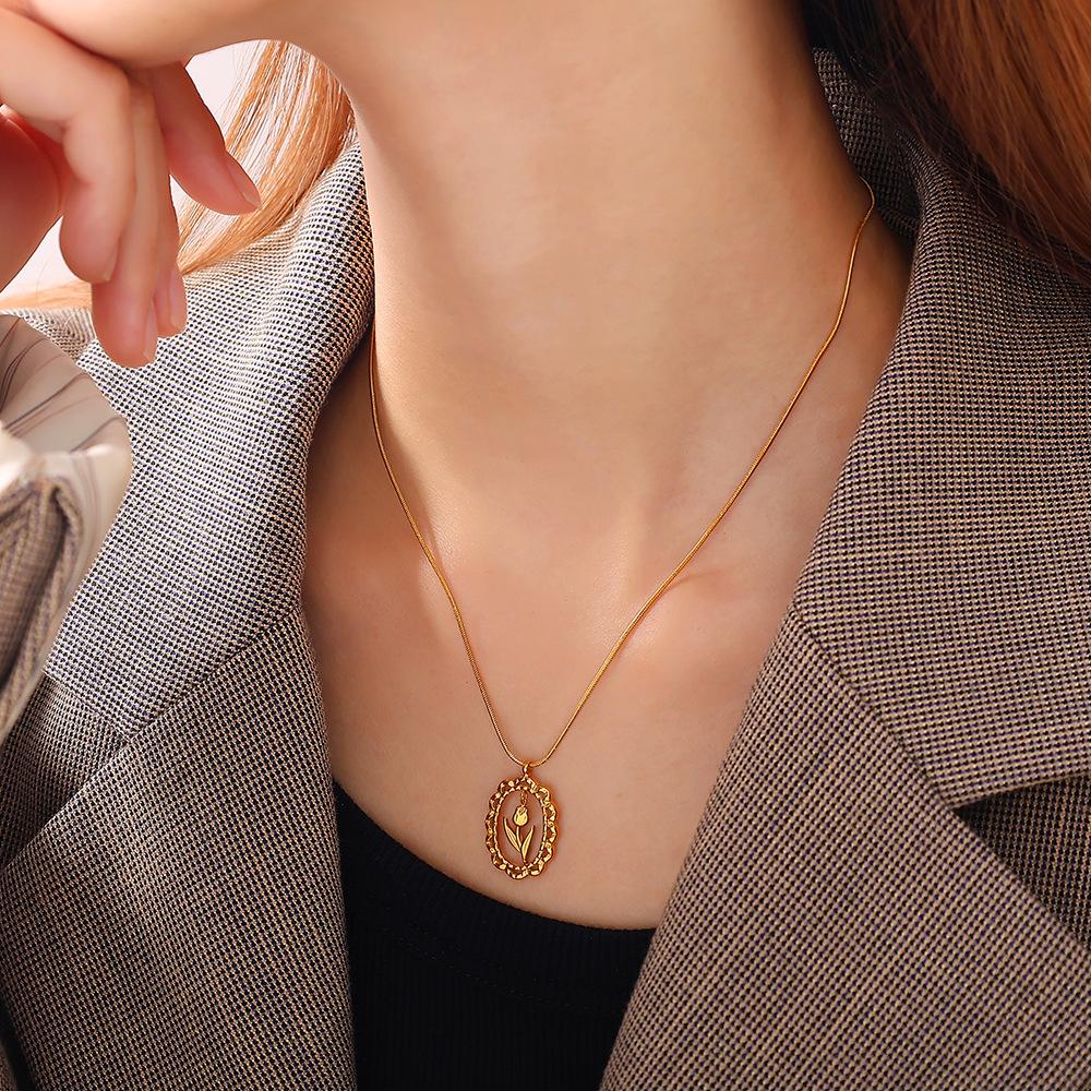 Trendy Retro Round Brand Engraved Rose Pendant Necklace Fashionable Simple Versatile High-End Necklace