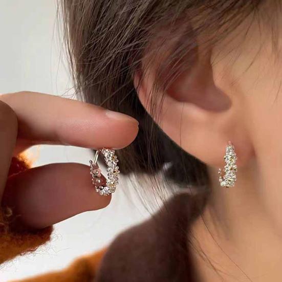 Yousheng 1 Pair Women Huggie Earrings Flower Decor Smooth Polished Alloy Copper Retro Pastoral Style Round Circle Lady Earrings