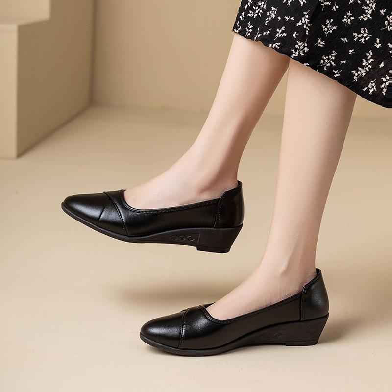 South East Asia work shoes Douyin new women's leather shoes soft leather non-slip mother shoes soft leather comfortable soft black shoes