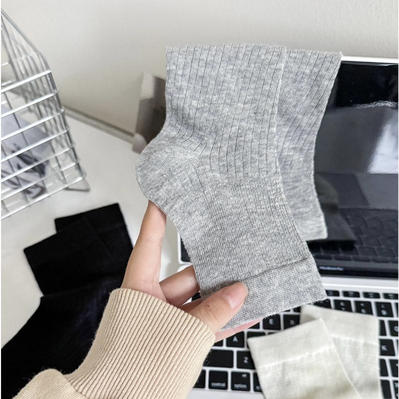 Spring and Summer Thin Solid-color Combed Cotton Boneless Women's Socks, Simple and Versatile, White Comfortable Pile-up Socks