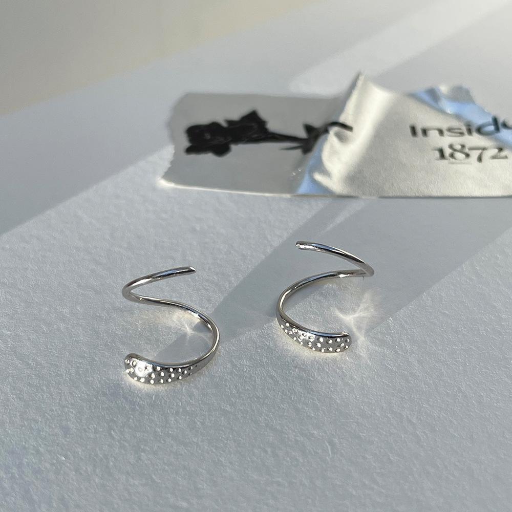 

Simple rotating line stud earrings female niche ins cold wind fashion temperament high sense 925 sterling silver jewelry