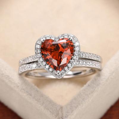 Huitan Attraktive 2-teilige/Set Ringe mit Granat-Herz für Frauen Trend Temperament Accessoires für Verlobung Schicker Hochzeitsschmuck