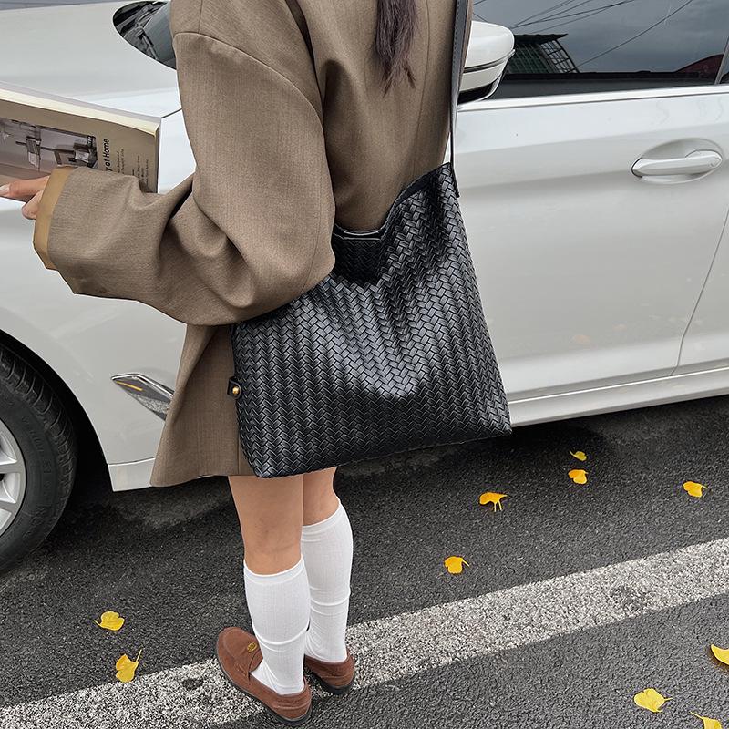 2025 Autumn/Winter Retro Woven Texture Large Capacity Tote: Versatile Casual Shoulder Bucket Bag