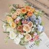 Wunderschöner künstlicher Blumenstrauß aus mehreren Schichten, farbenfroh und dekorativ