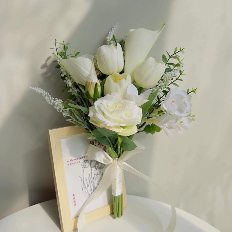Elegant Handheld Simulation Bouquet: Calla Lilies and Tulips for Weddings, Photography, and Home Decor.