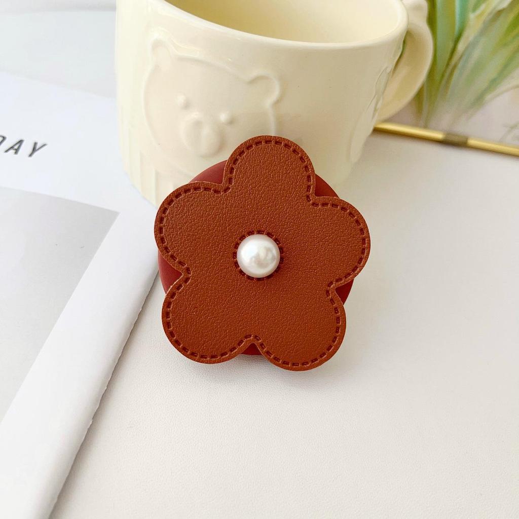 Pearl Leather Flower MagSafe Phone Holder: Strong Retractable Magnetic Grip