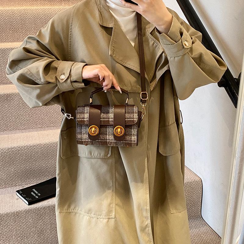 

Niche retro fashion plush portable shoulder messenger bag 2025 premium sense splicing versatile bag цветной печати леопарда