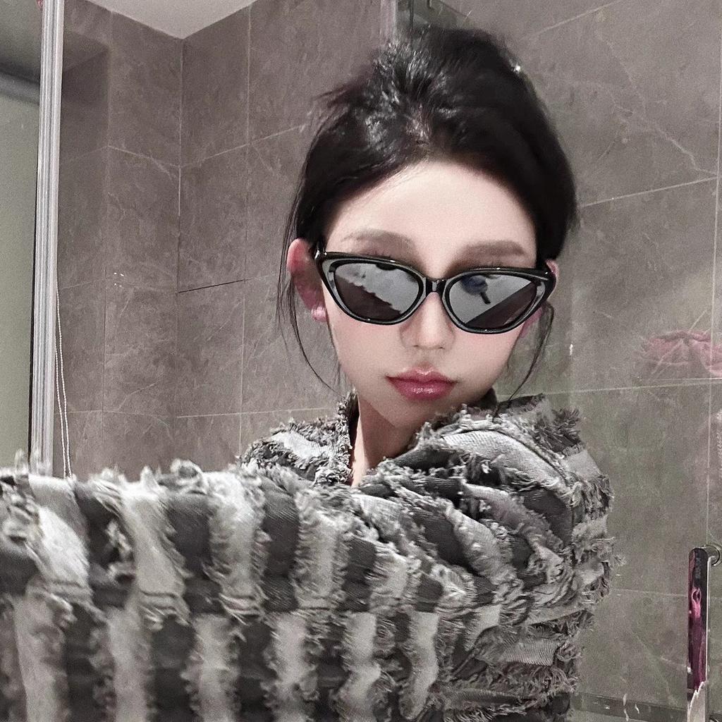 Retro Triangular Cat Eye Small Face Sunglasses Women'S High-End Sense Black Small Frame Sunglasses Sun-Proof Shape Photo