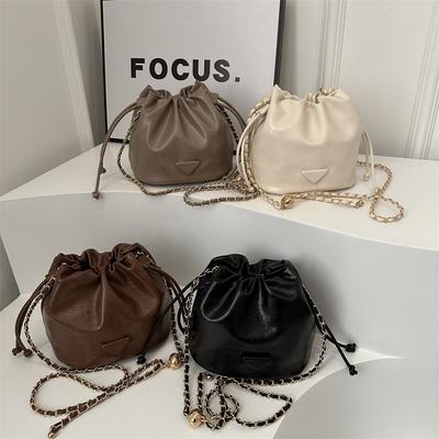 Neue Winter-Nischen-Design-Tasche für Frauen Retro-Kette Einfarbige Damen-Beuteltasche Eine Schulter-Umhängetasche Trendy