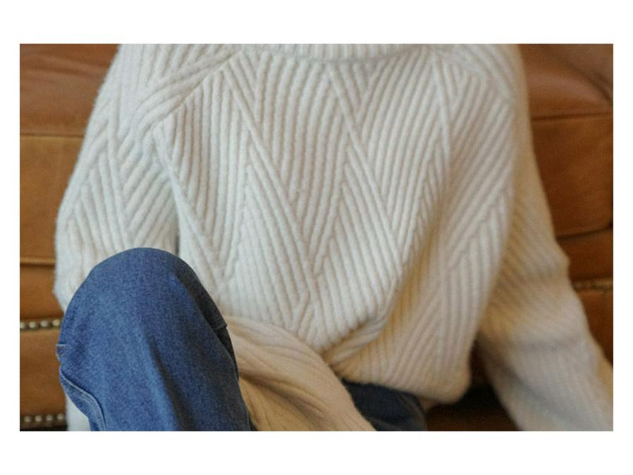 Women's Thick Knit High Neck Retro Sweater for Autumn and Winter.