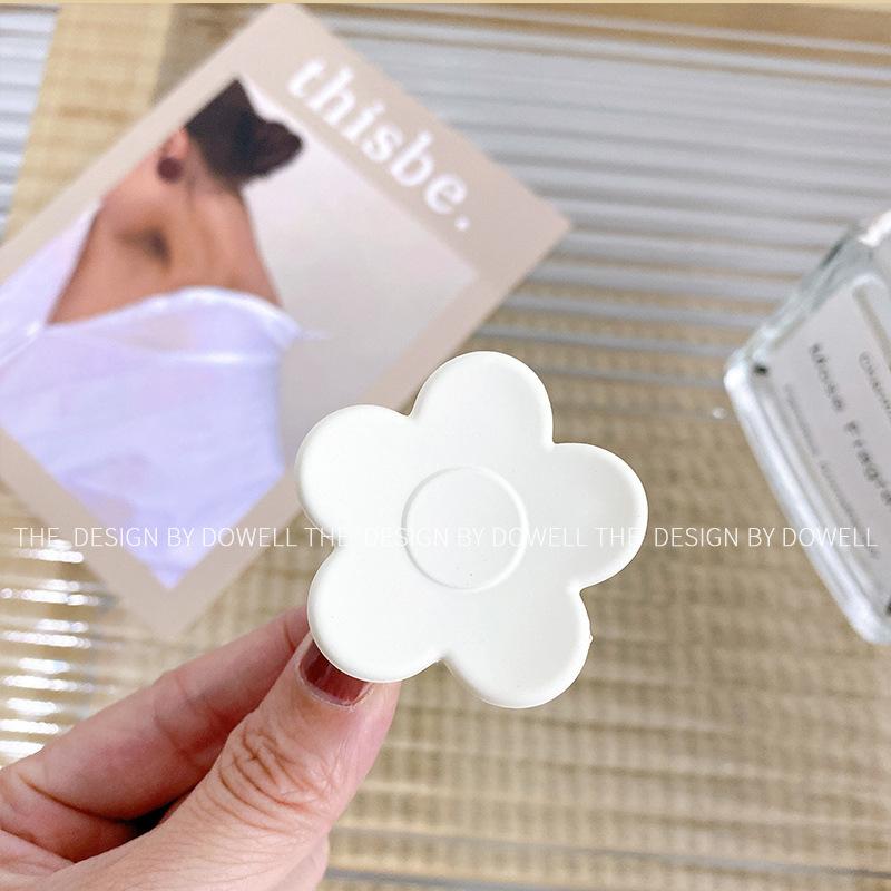 Beautifully Plastic Crafted Hair Claw Clips With Elegant Shapes And Vibrant Colors For Every Hairstyle Needs