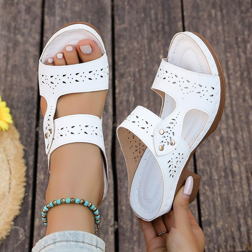 Spring and Summer New Breathable and Lightweight One-piece Buckle Strap Fashionable Thick Heel Slippers