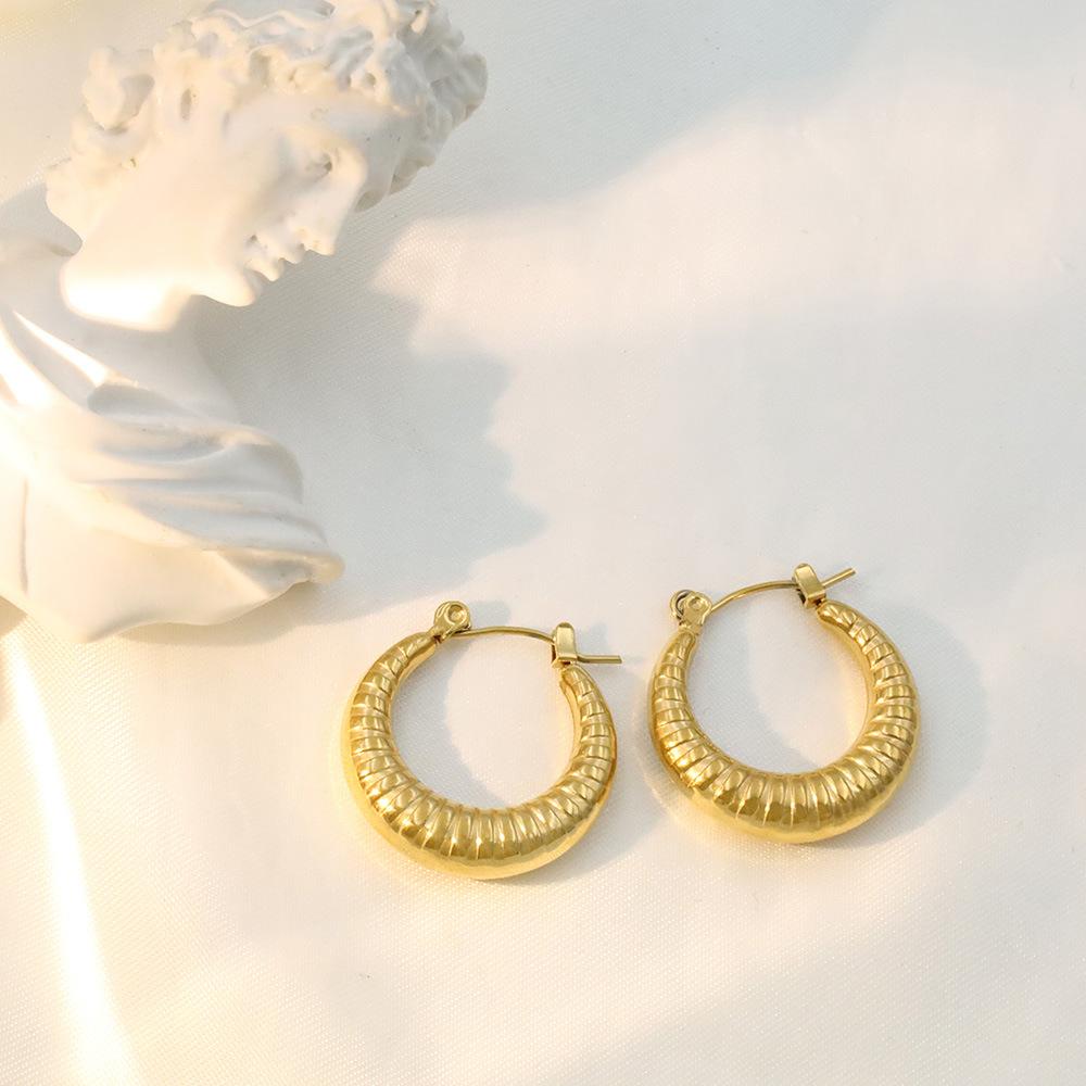 Fashion Light Luxury Threaded Crescent Hollow Earrings Women'S 18K Titanium Steel Ear Buckle Earrings, Advanced Sense Does Not Fade