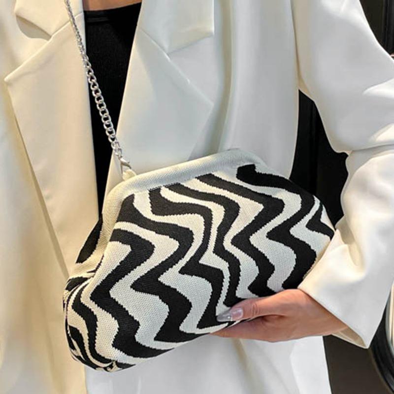 Autumn Fashion Casual Wave Knitted Shoulder Bag Striped Large Capacity Daily Clip Bag Simple Messenger Bag