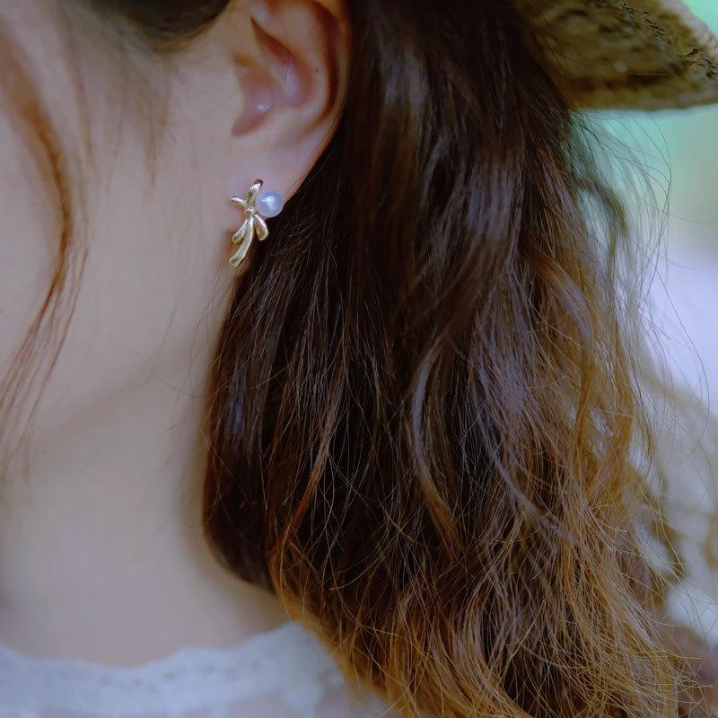 Kolczyki z perłową kokardką dla kobiet o wszechstronnym temperamencie, lśniące i wykwintne, wszechstronne, słodkie, retro